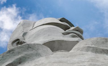 Antik bir heykel parçası. Alt görüşlü bir adamın kafası.