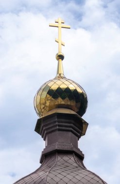 Ukrayna 'da mavi gökyüzü arka planında haçları olan Hristiyan kiliselerinin alt görünümü.