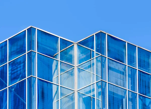 人のいないオフィスビルの空の窓抽象的な現代建築の背景 — ストック写真
