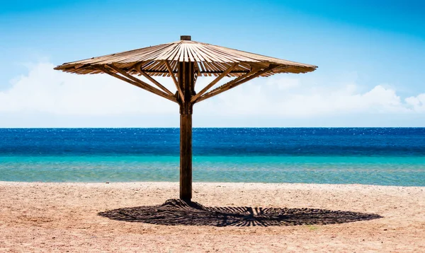 Wooden Beach Umbrella Shore People Red Sea Egypt Quarantine — Stock Photo, Image