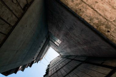 Ukrayna Donbass 'ta insanların olmadığı eski gri bir bina.