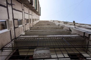 Ukrayna Donbass 'ta insanların olmadığı eski gri bir bina.