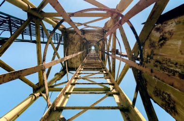 Eski yüksek kule, alt görünümü soyut endüstriyel arka plan deseni