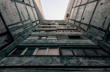 Ukrayna Donbass 'ta insanların olmadığı eski gri bir bina.