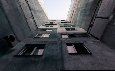 Ukrayna Donbass 'ta insanların olmadığı eski gri bir bina.