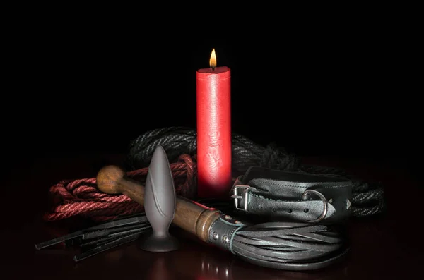 bdsm arka plan kırmızı mum ateş ve deri kamçı halat bağlamak için