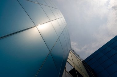 Yüksek işletme binasının duvarları ve pencereleri alt görünüm mimari arkaplan deseni soyut