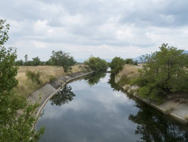 Nehir ve mavi gökyüzü manzarası