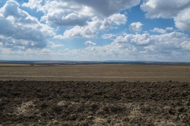Topraklanmış tarla ve mavi gökyüzü