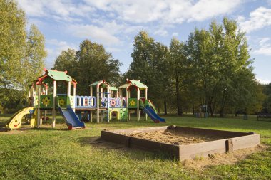 Parktaki renkli oyun parkı