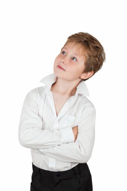 Reverie beyaz gömlekli bir çocuk sağa bakar