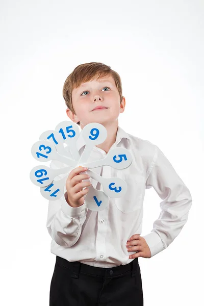 Colegial en una camisa blanca sosteniendo un conjunto de matemáticas — Foto de Stock