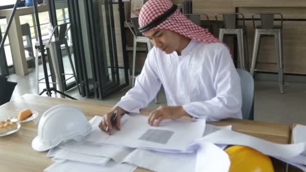 Арабский Бизнесмен Работающий Чертежами — стоковое видео