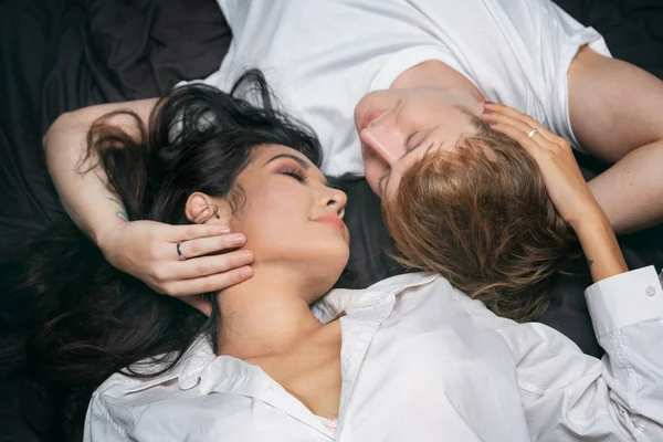Любляча Пара Обіймає Один Одного Спальні Романтична Пара Любові — стокове фото