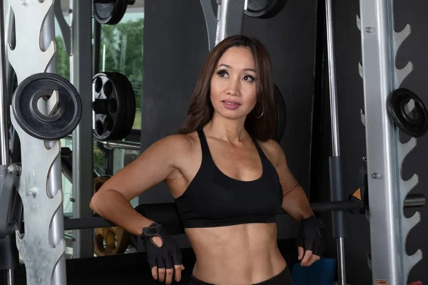 强壮的健身妇女在健身房锻炼训练 — 图库照片