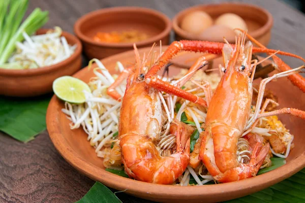 Pad Tajski Lub Tajski Stylu Smażone Noodle Zwieńczona Całe Krewetki — Zdjęcie stockowe