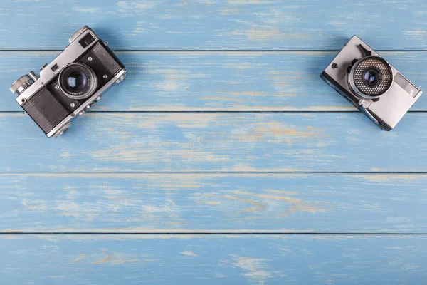 Twee oude camera's op een blauwe houten achtergrond Rechtenvrije Stockfoto's