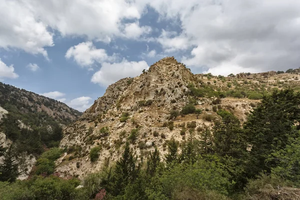 Berg onder wolken. Vallei op Cyprus. Stockfoto