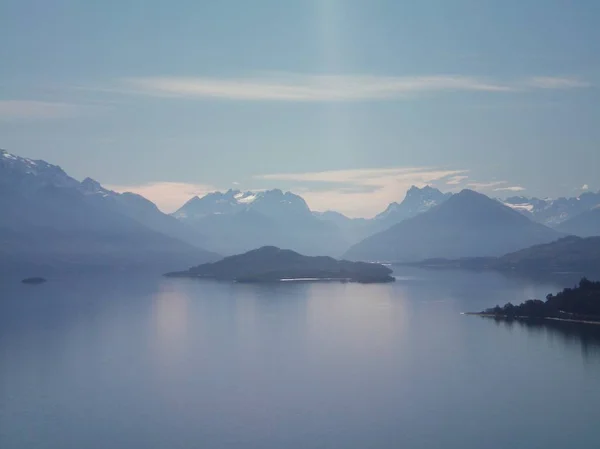 Ein Silbergrauer See Ist Von Bergen Umgeben Einige Der Berge — Stockfoto