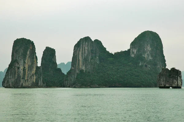 Las Rocas Piedra Caliza Elevan Desde Agua Bahía Halong Vietnam —  Fotos de Stock