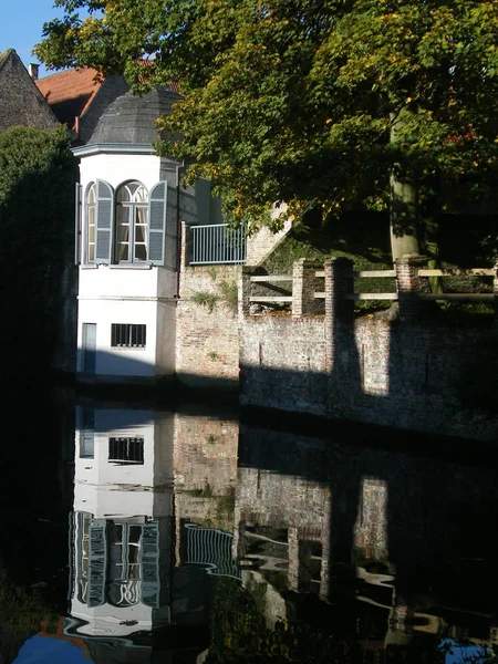 White House Grey Shutters Brick Wall Park Reflected Ripples Canal — Stock Photo, Image