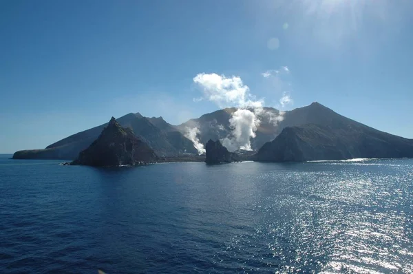 Humo Blanco Vapor Suben Volcán Encuentra Una Isla Rodeada Mar —  Fotos de Stock