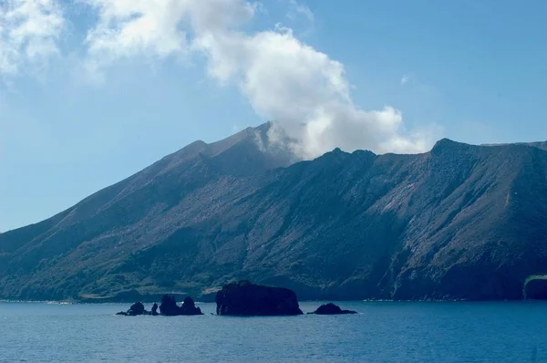Una Isla Volcánica Con Humo Que Eleva Hacia Cielo Azul —  Fotos de Stock