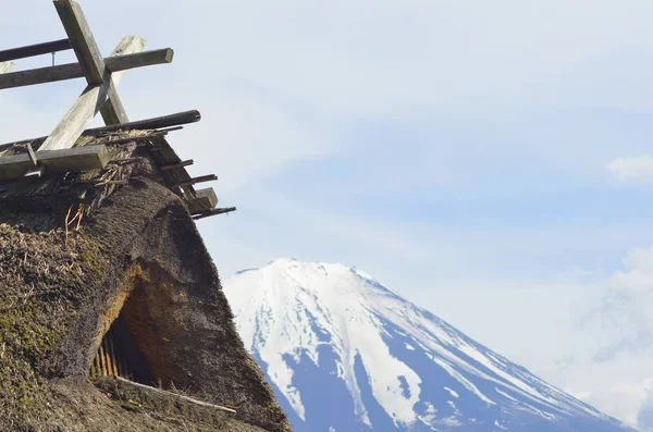 Hagyományos Japán Nádfedeles Épület Tető Csúcsra Fuji Emelkedik Szemben Kék — Stock Fotó