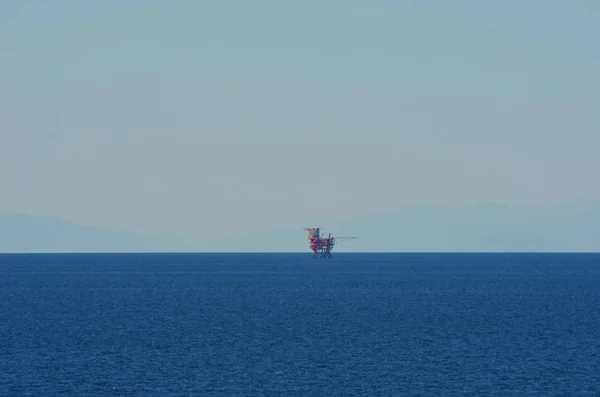 Una Pequeña Plataforma Petrolífera Principalmente Color Rojo Está Empequeñecida Por — Foto de Stock