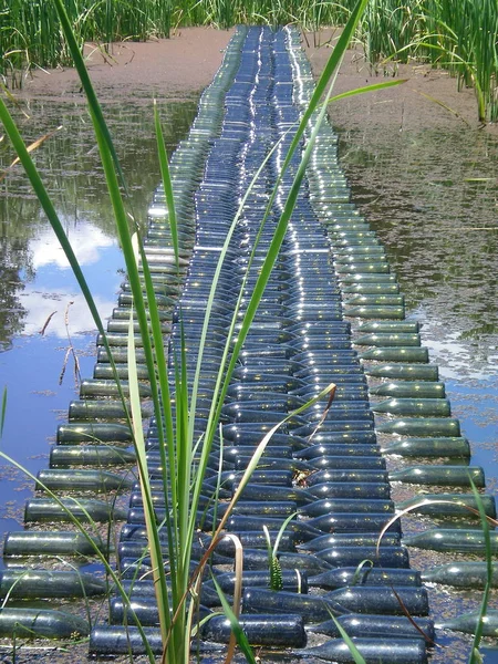 Híd Készült Vagy Üres Borosüvegek Rejlik Tavon Tele Van Nád — Stock Fotó
