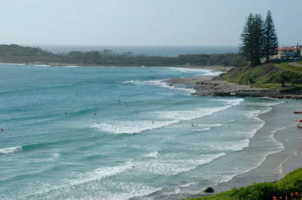 Surfisti Che Remano Catturare Onde Una Spiaggia Australiana Promontorio Lontananza — Foto Stock