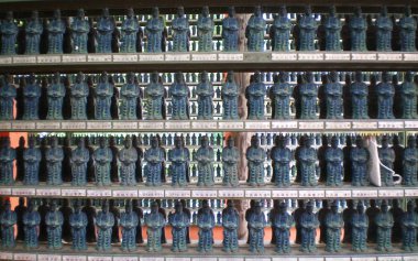 Gri taş Buda, Japon bir dini heykeli. Heykel bir elinde bir top ve bir kutup başka bir tutar. Heykelin üzerine sondaki üzüm var. Arka plan ağaç ve çalı formu.