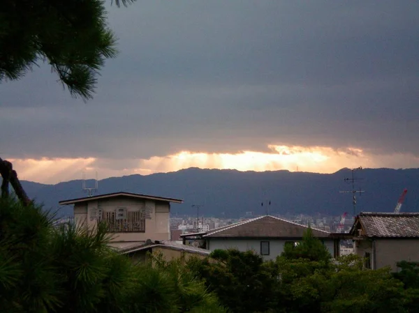 Una Fila Casas Japonesas Con Ciudad Fondo Las Montañas Detrás —  Fotos de Stock