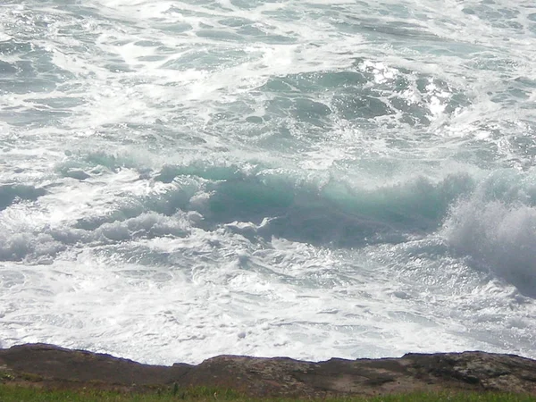 Rock Shelf Overlooking Sea Crashing Waves Have Formed Whirls White — Stock Photo, Image
