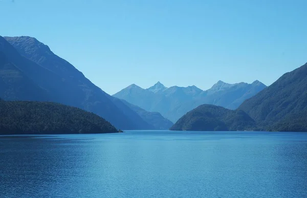 Klarblå Himmel Ovanför Det Blå Vattnen Sjö Sjön Omges Berg — Stockfoto