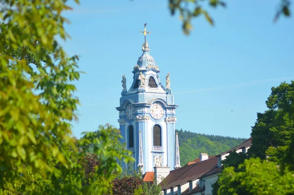 Solen Faller Vattnet Vik Vrida Ringar Silver Omgivande Kullarna Täckt — Stockfoto