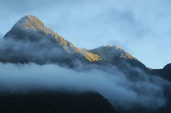 Ein Nebel Bedeckt Bewaldete Berge Aber Ihre Gipfel Sind Sonnenlicht — Stockfoto