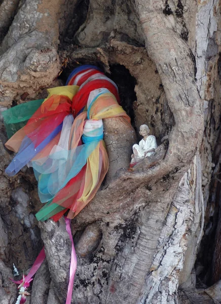 Grupo Fitas Coloridas São Amarradas Uma Árvore Uma Pequena Estátua — Fotografia de Stock