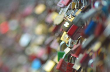 Asma kilitler yüzlerce aşk-kilit köprü kilitlendi. Sadece asma kilitler görülebilir. Sadece birkaç kısa alan derinliği nedeniyle odak vardır.