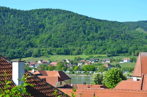 Pohled Přes Střechu Terakotová Vesničky Rakousku Domy Jsou Obou Stranách — Stock fotografie
