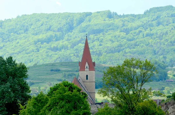 Der Rote Glockenturm Und Der Kirchturm Heben Sich Von Einem — Stockfoto