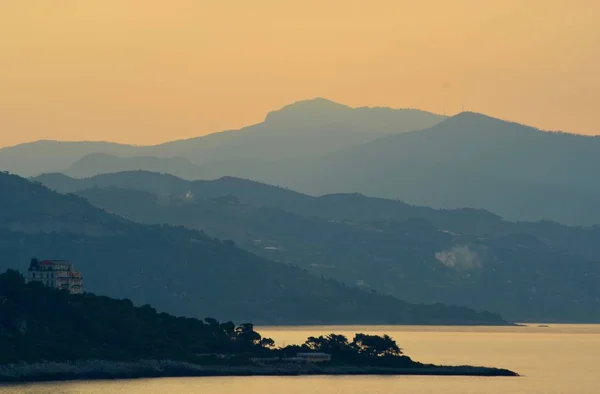 Sunrise Karadağ Tepelerin Üstünde Kotor Körfezi Burun Üzerinde Bir Ile — Stok fotoğraf