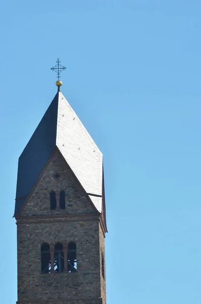 Topp Medeltida Kyrktorn Komplett Med Ett Kors Ses Mot Klarblå — Stockfoto