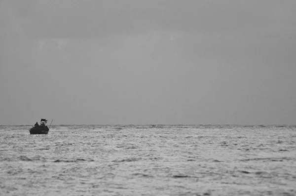 Небольшое Рыбацкое Судно Силуэт Против Горизонта Небо Покрыто Облаками Море — стоковое фото