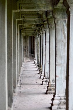 Bir Asya tapınağında taş sütunlar bir satır.