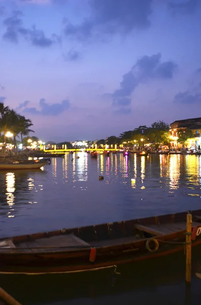 Um barco de madeira mais luzes noturnas em um rio em Hoi An . — Fotografia de Stock