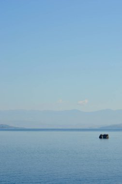 Dağlarla çevrili bir koyda küçük bir ada.