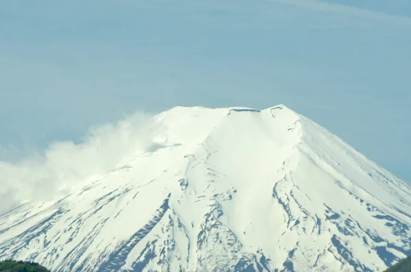 Niebla soplando a través del cono del Monte Fuji . —  Fotos de Stock