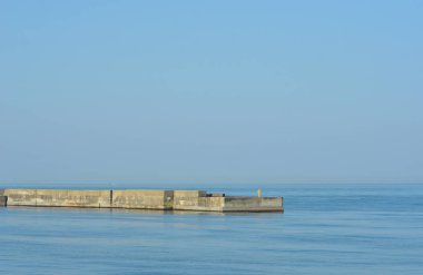 Mavi suyla çevrili bir liman dalgakıran.