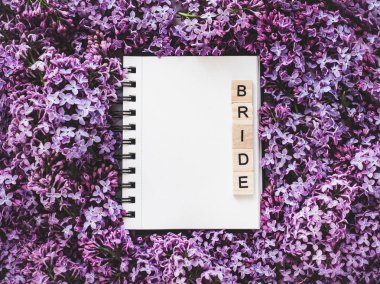 Sketchbook word gelin ile ve arka plan, kitabe çiçek çiçek için boş bir sayfa. Üstten görünüm, yakın-up. Akraba ve sevdikleriniz için tebrikler. Mutlu bir aile kavramı